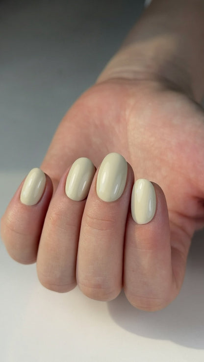 Manucure Gel Polish Petal ivoire sur ongles ronds naturels