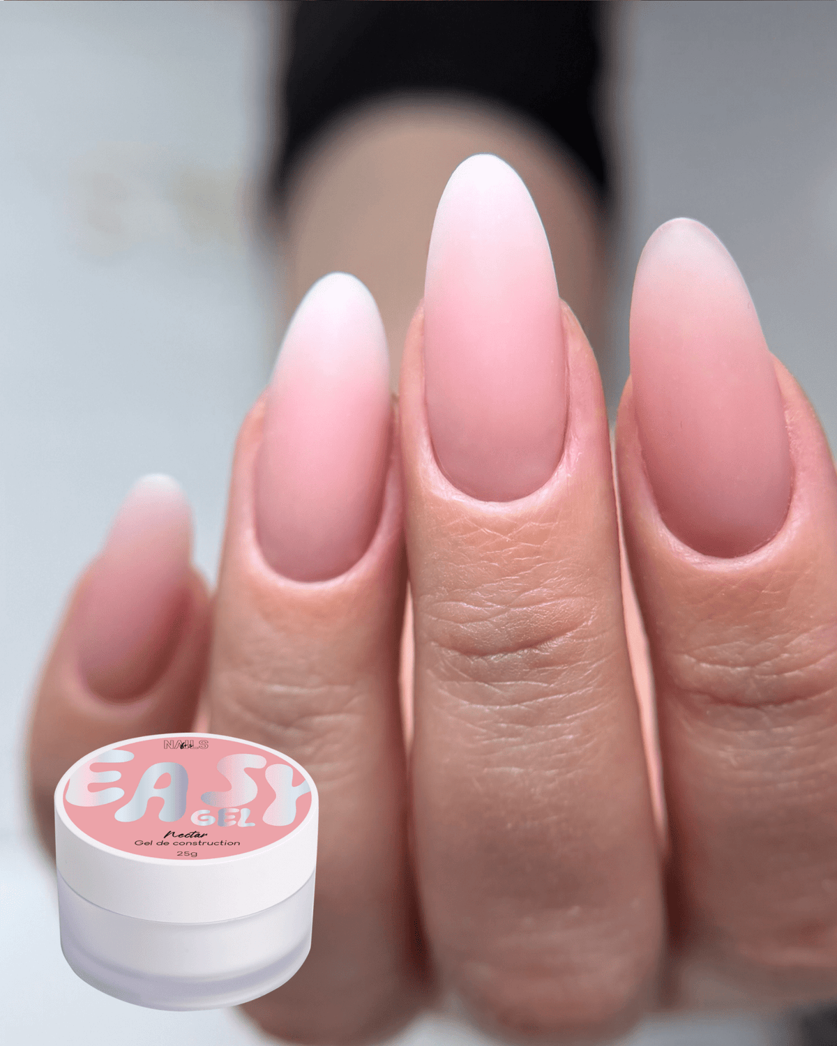 Ongles amande longs en dégradé rose nude et pot de gel Easy gel Nectar, Box spéciale french
