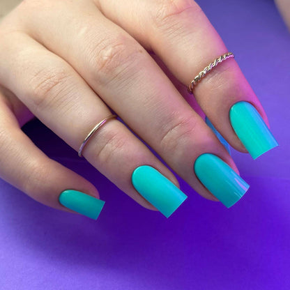 Pose du Gel Polish Best turquoise sur ongles carrés, bagues dorées