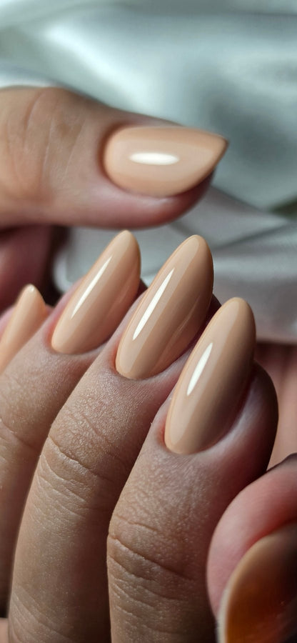 Gros plan du Gel Polish Married pêche abricoté sur ongles longs en amande