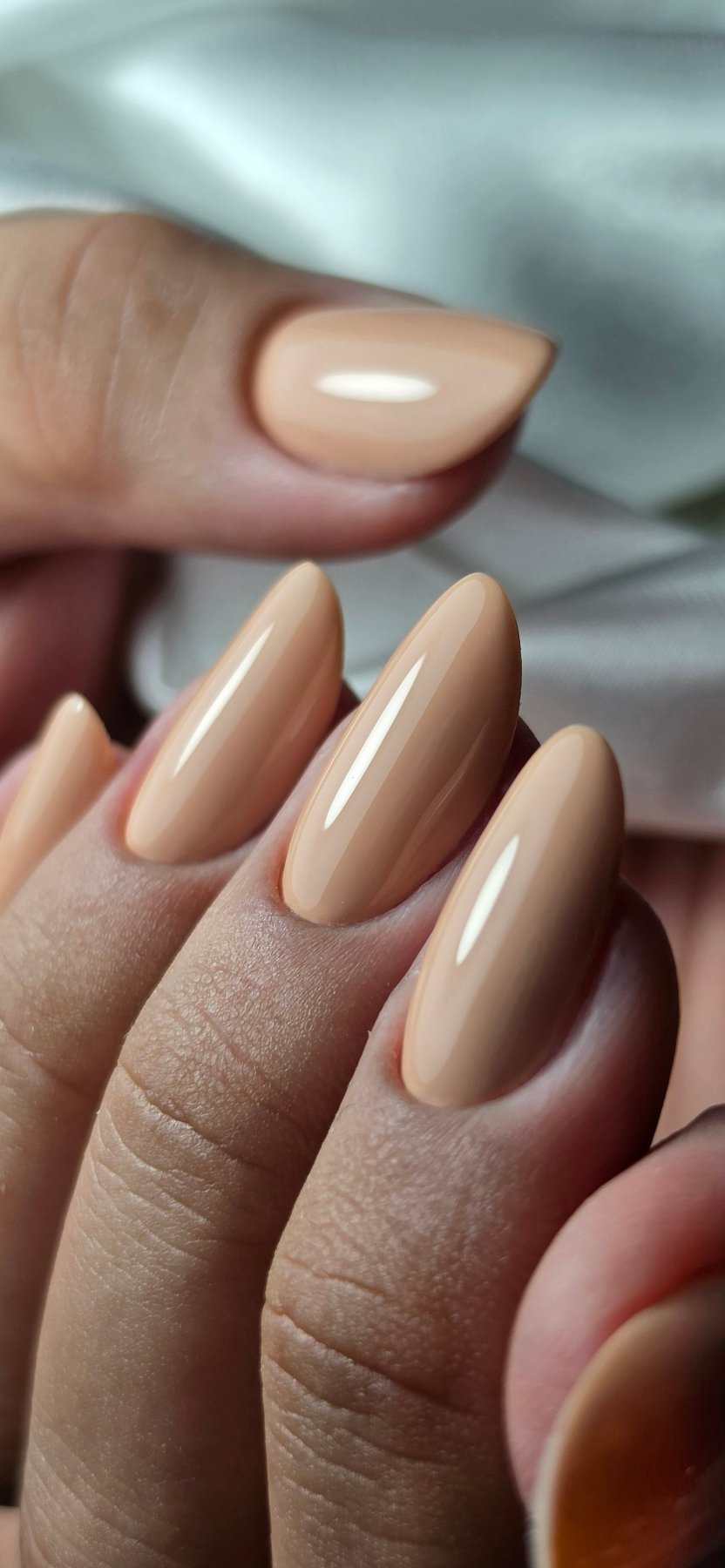 Gros plan du Gel Polish Married pêche abricoté sur ongles longs en amande