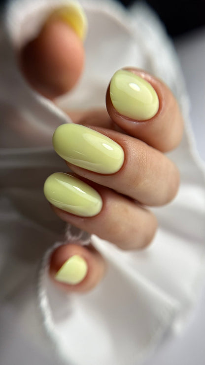 Ongles courts ovales gainés au gel Easy gel Sorbet, jaune pastel brillant