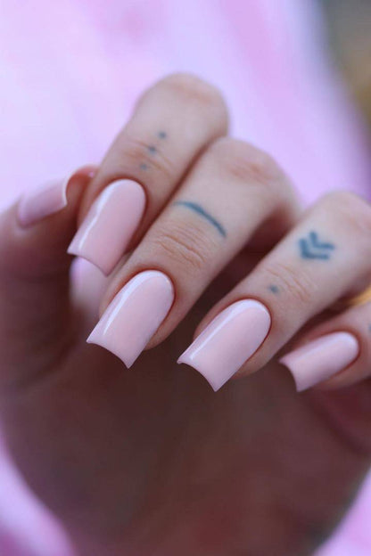 Pose de la Cloud base Mia rose nude sur ongles carrés longs, rendu laiteux brillant