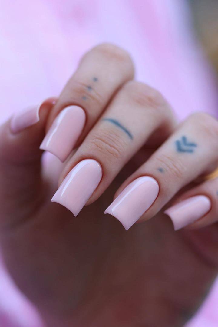 Pose de la Cloud base Mia rose nude sur ongles carrés longs, rendu laiteux brillant