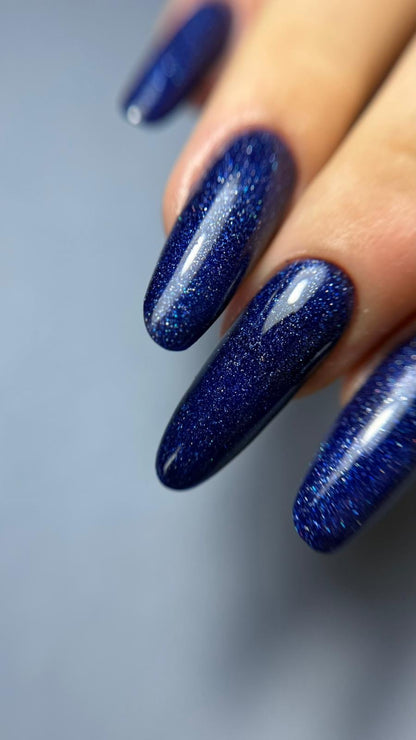 Pose du Gel Polish Artic Blue bleu marine pailleté sur ongles longs ovales