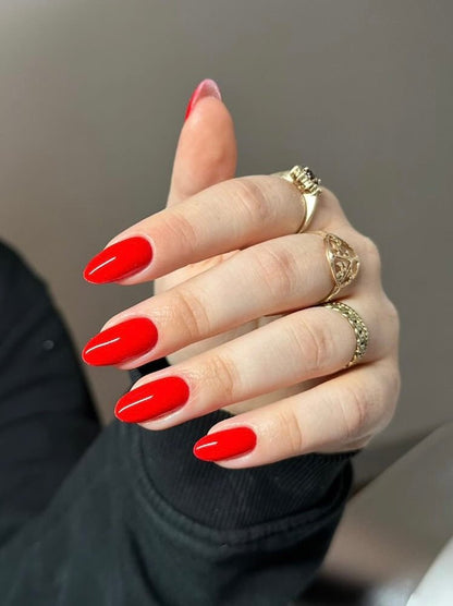 Pose du Gel Polish Koka rouge coquelicot sur ongles longs en amande, bagues dorées