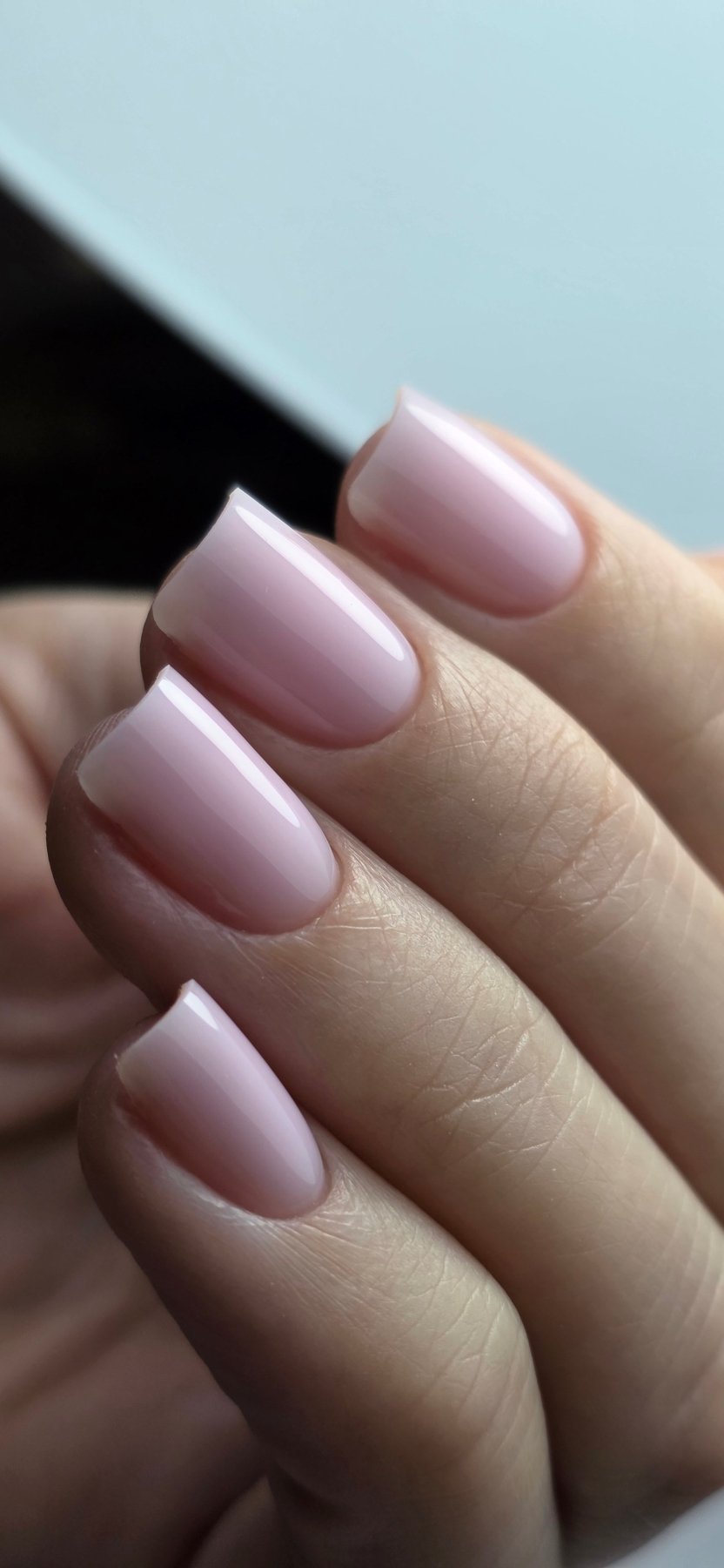 Profil des ongles carrés au gel Easy gel Cutie montrant l'épaisseur et la brillance