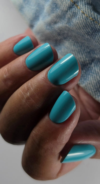 Manucure Copacabana bleu canard sur ongles courts arrondis, tenue en jean