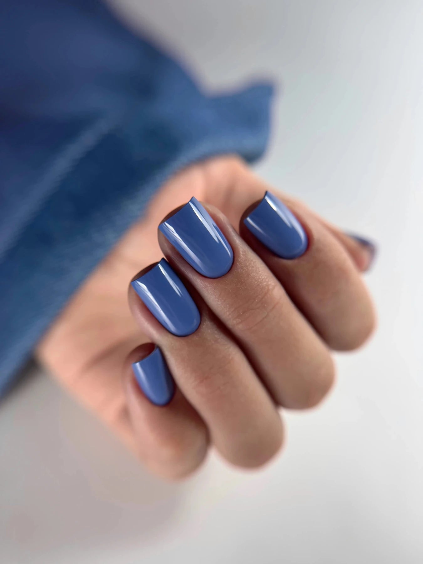 Pose du Gel Polish Skinny bleu jean sur ongles carrés courts