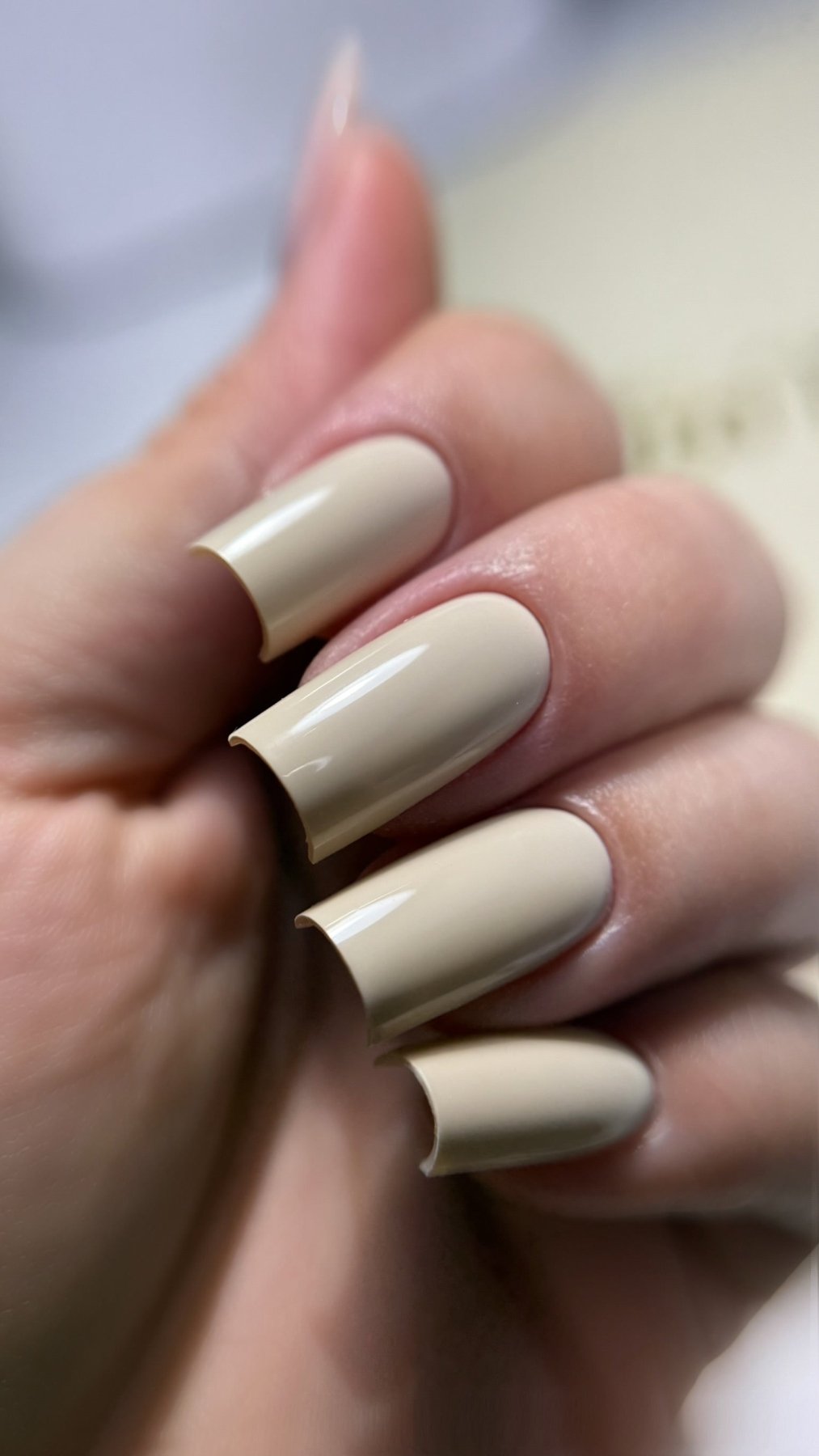 Pose du Gel Polish Promise jaune vanille sur ongles carrés longs