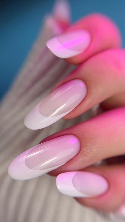 French blanche au gel Solid fiber milky sur ongles amande longs, sur fond bleu