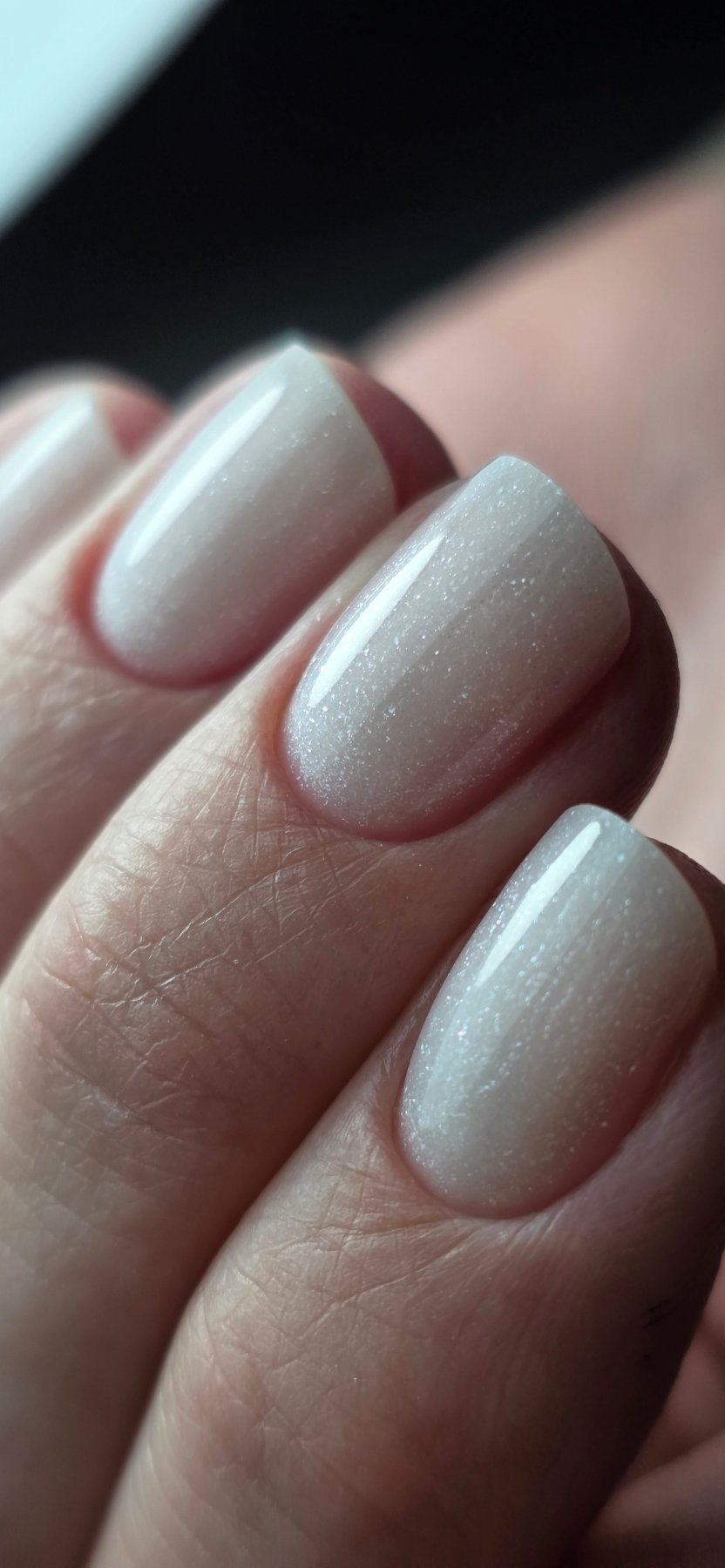 Ongles carrés courts au gel Solid fiber milky shine, blanc nacré finement pailleté