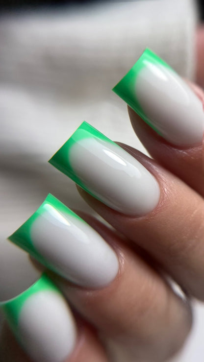 French vert fluo sur base blanc laiteux au gel Easy gel Winter, ongles carrés longs