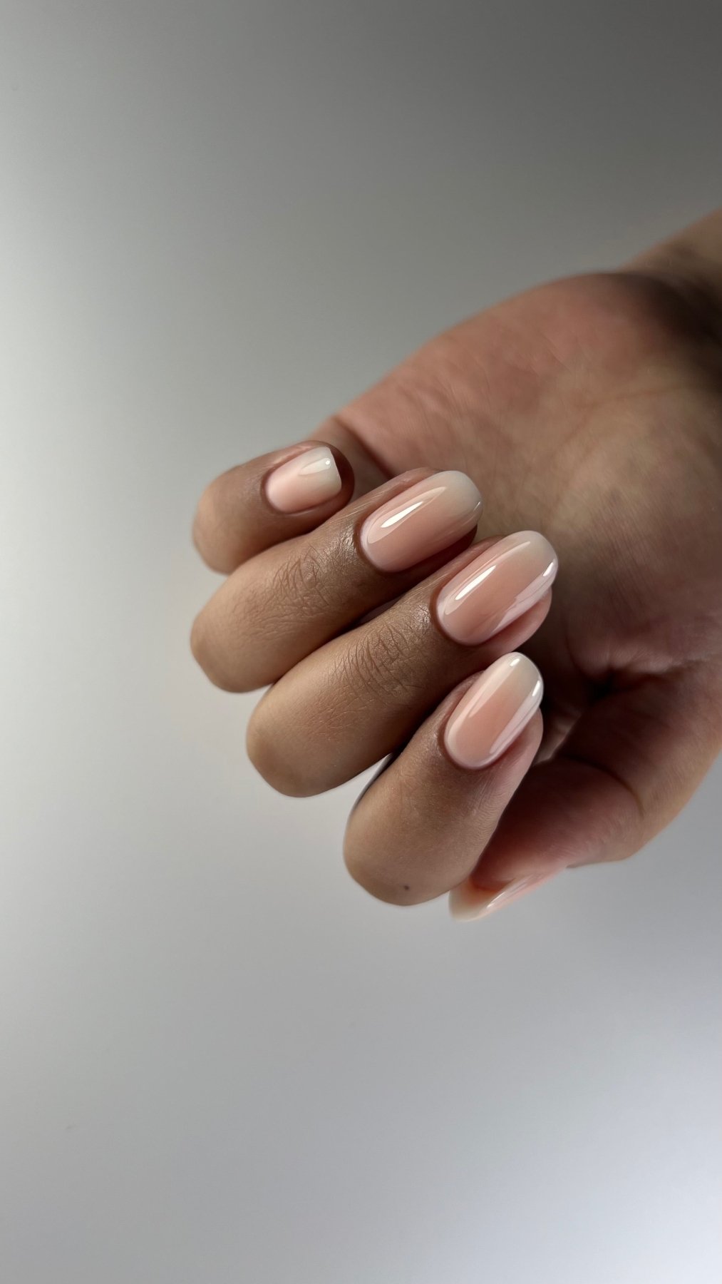 Pose de la Cloud base Eden nude pêche sur ongles ovales courts, rendu naturel