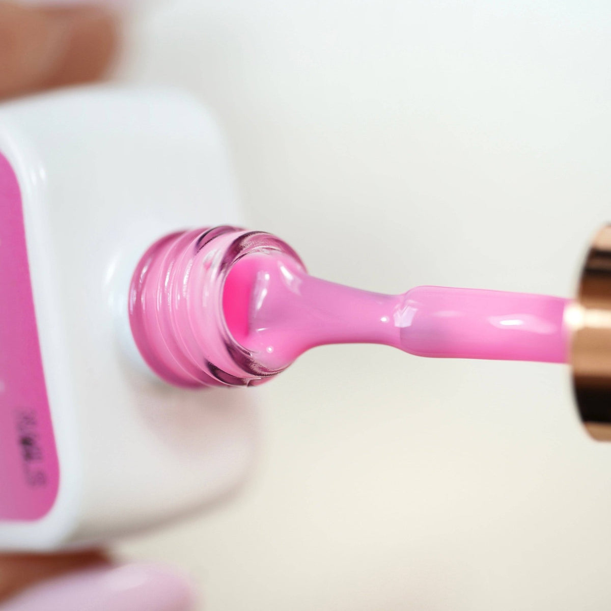Pinceau et goulot de la Cloud base Lola, texture souple rose vif
