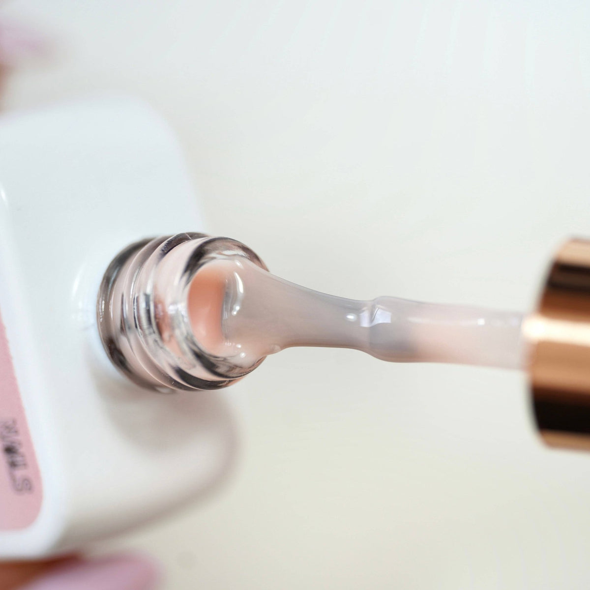 Pinceau et goulot de la Cloud base Eden, texture souple beige rosé