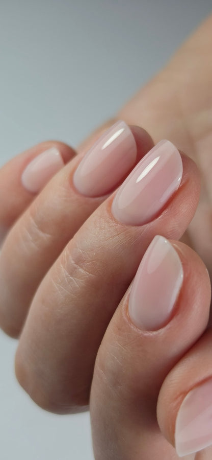 Extension au gel Easy gel Bloom sur ongles amande courts, rendu rose laiteux naturel