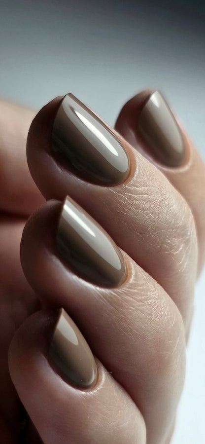 Gros plan du Gel Polish Coffee taupe caramel sur ongles en amande, finition brillante