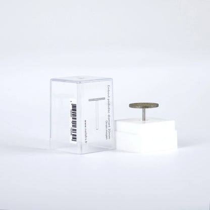 Embout pododisc diamant 20mm sur son socle, à côté de sa boîte transparente grain moyen