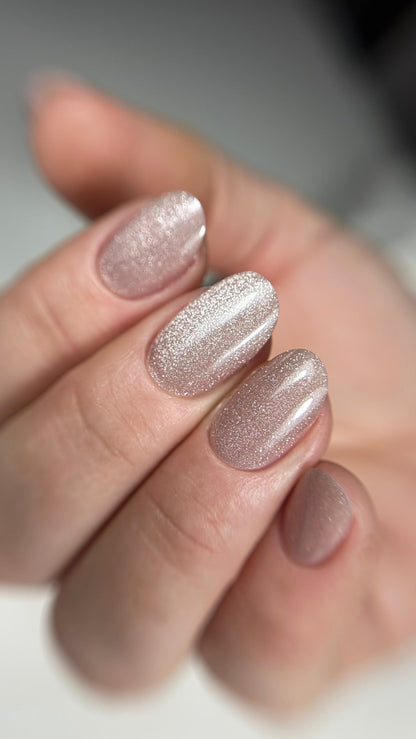 Pose du Gel Polish Mr & Mrs rose nude pailleté sur ongles ovales courts