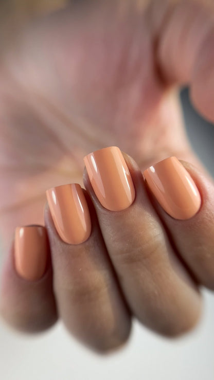 Pose du Gel Polish Marry me pêche abricoté sur ongles carrés courts, main ouverte