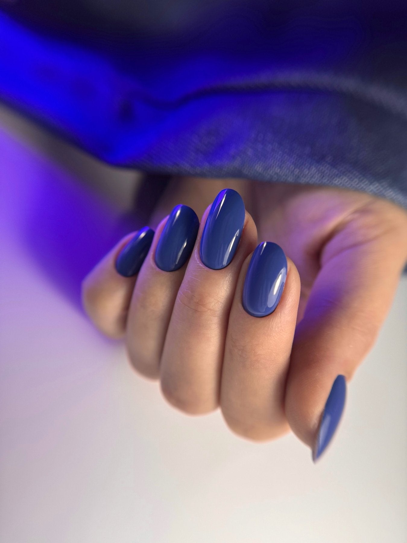 Pose du Gel Polish Indigo sur ongles ovales, bleu-gris profond