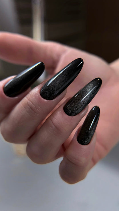 Pose du Gel Polish Polar Night cat eye noir sur ongles longs en amande