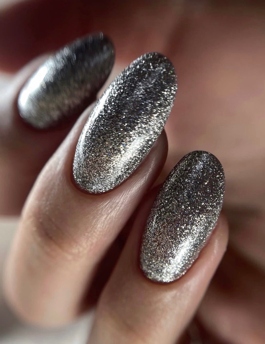 Pose du Gel Polish Silverline argent métallisé pailleté sur ongles en amande