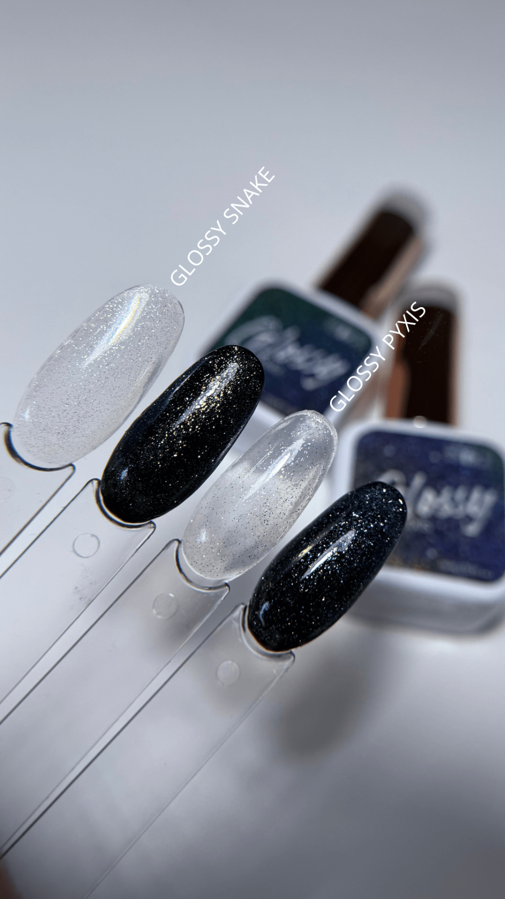 Capsules blanches et noires au Top coat Glossy Pyxis et Glossy Snake, éclat pailleté