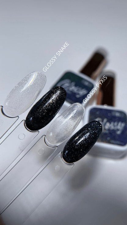 Capsules blanches et noires au Top coat Glossy Pyxis et Glossy Snake, éclat pailleté