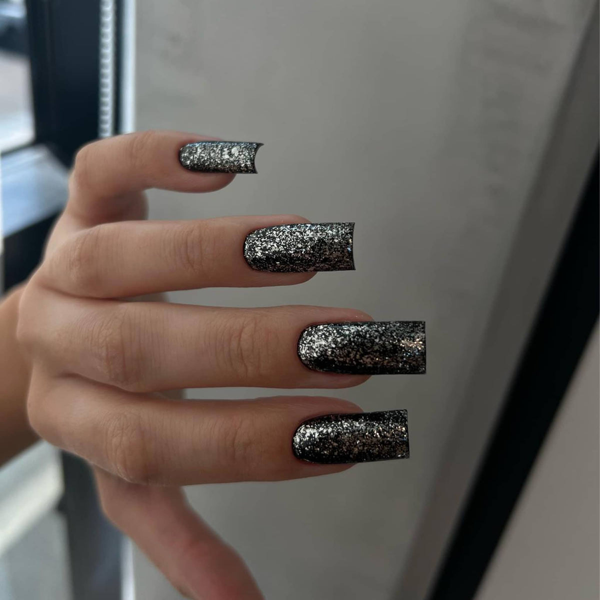 Pose du Gel Polish Gost noir pailleté argent sur ongles carrés