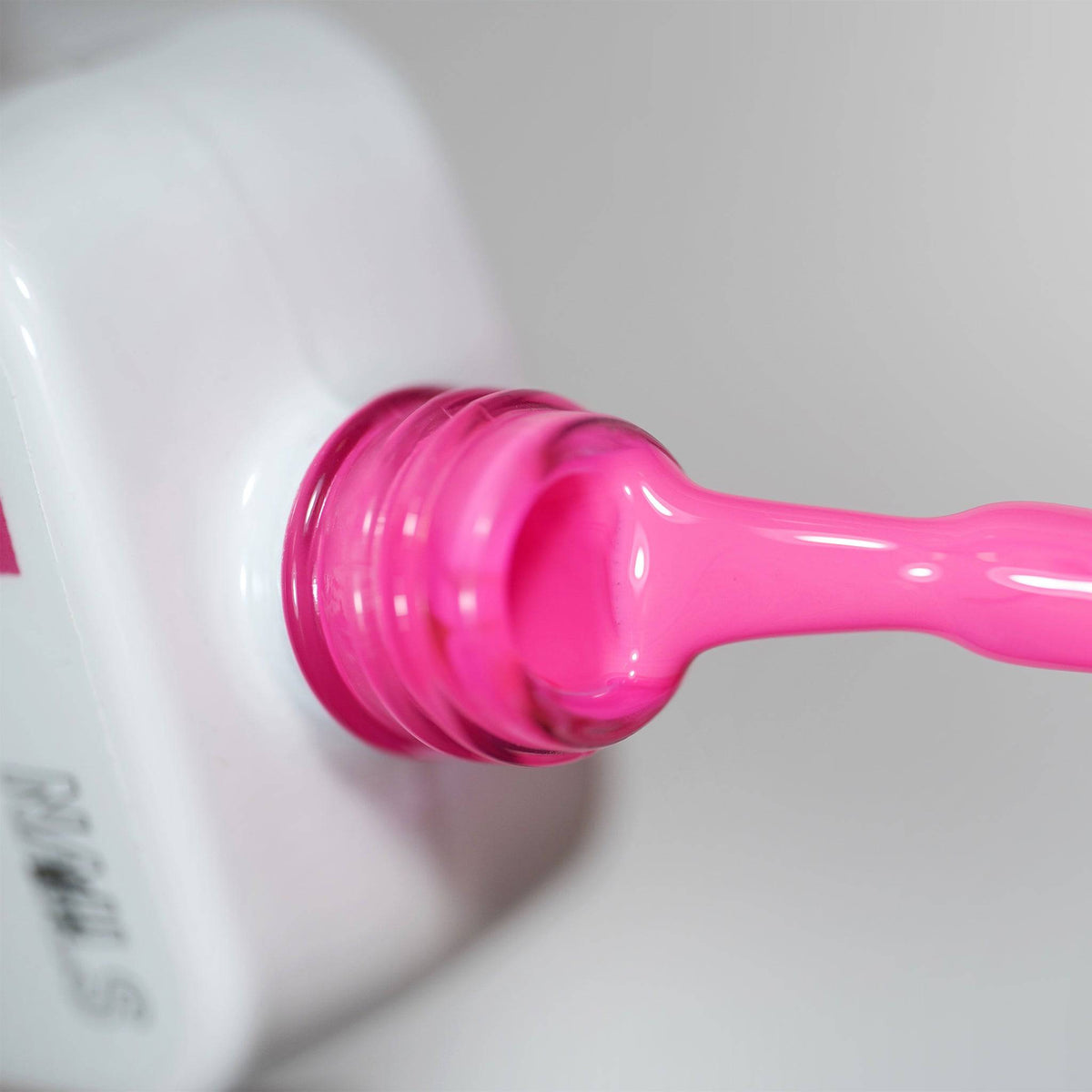 Pinceau et goulot du Gel Polish Grenadine, texture fuchsia crémeuse et couvrante