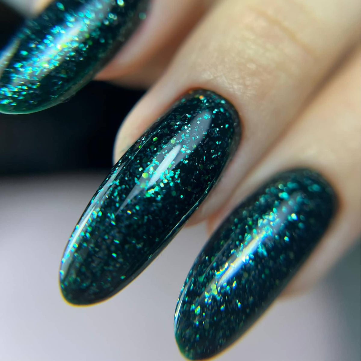 Pose du Gel Polish Horror vert sapin pailleté sur ongles longs en amande