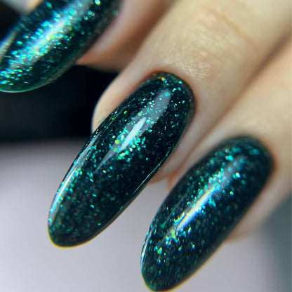 Pose du Gel Polish Horror vert sapin pailleté sur ongles longs en amande