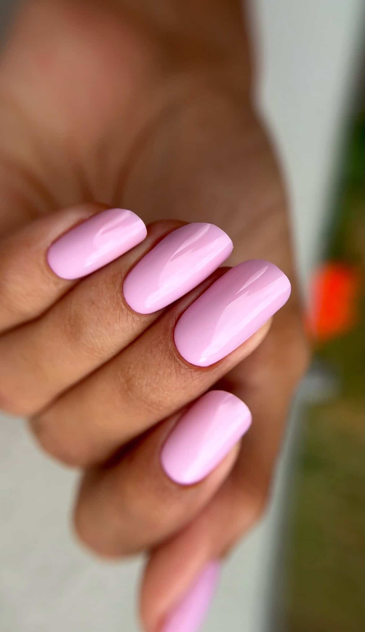 Gel Polish Forever rose dragée sur ongles carrés longs, gros plan pris en extérieur