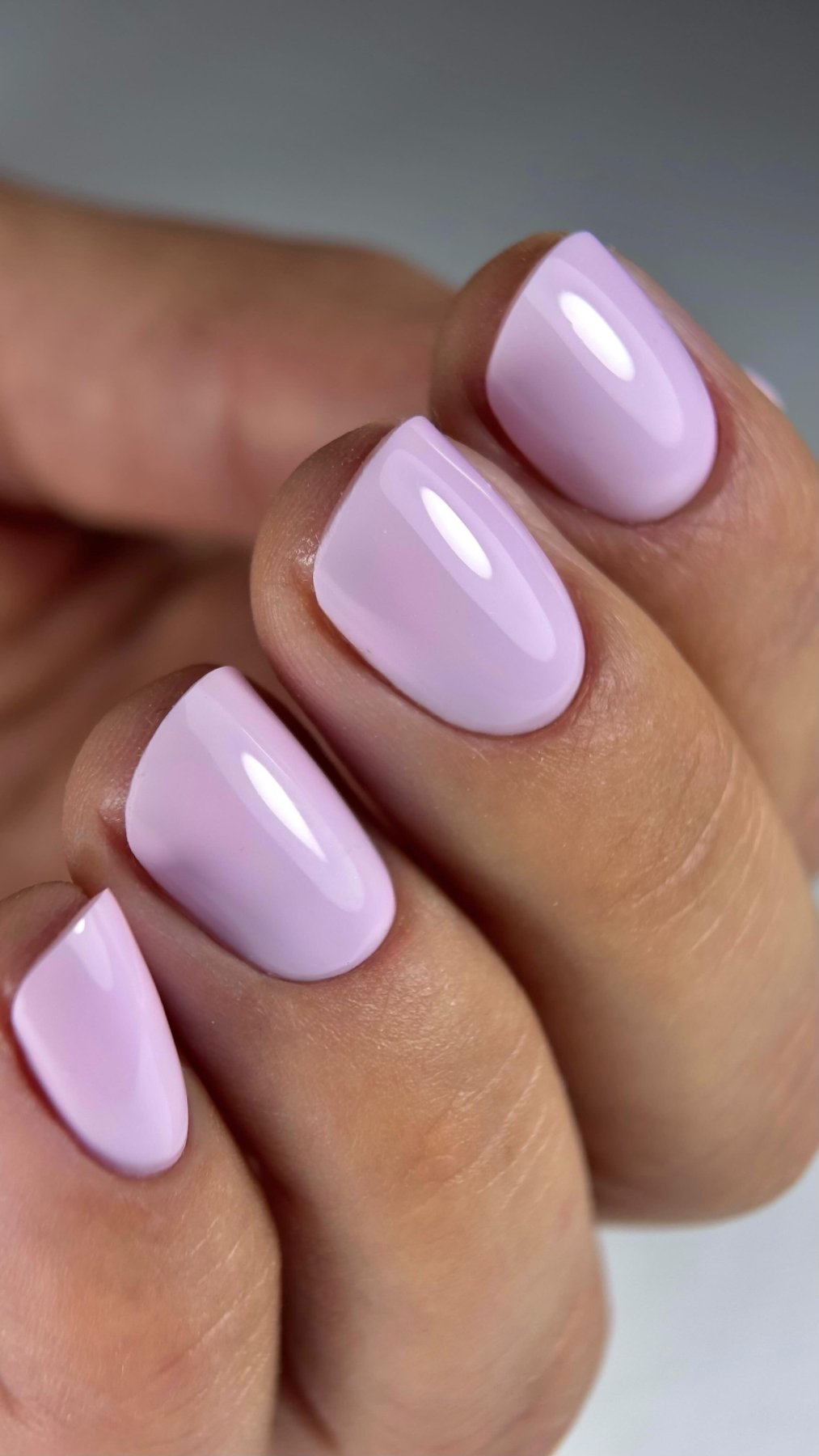 Gel Polish Camille rose lilas laiteux sur ongles carrés courts, gros plan brillant