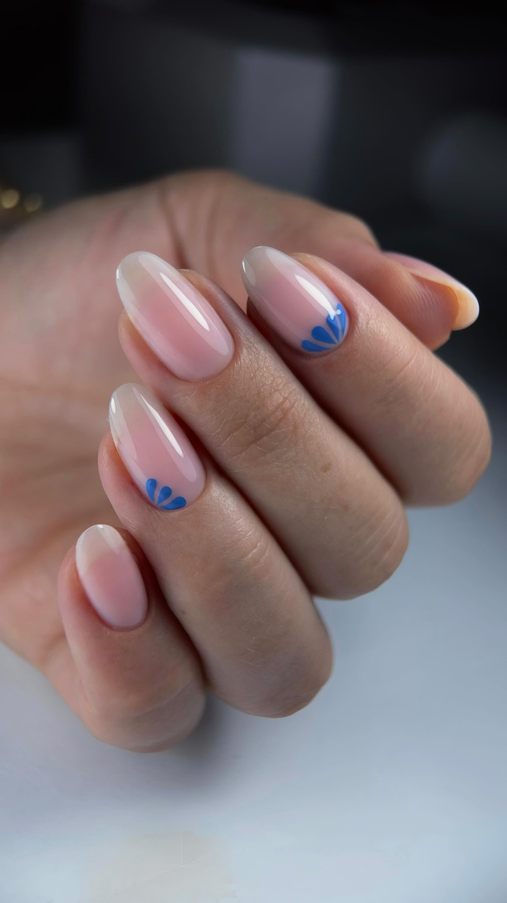 Ongles amande au gel Easy gel Nude avec de petites fleurs bleues peintes