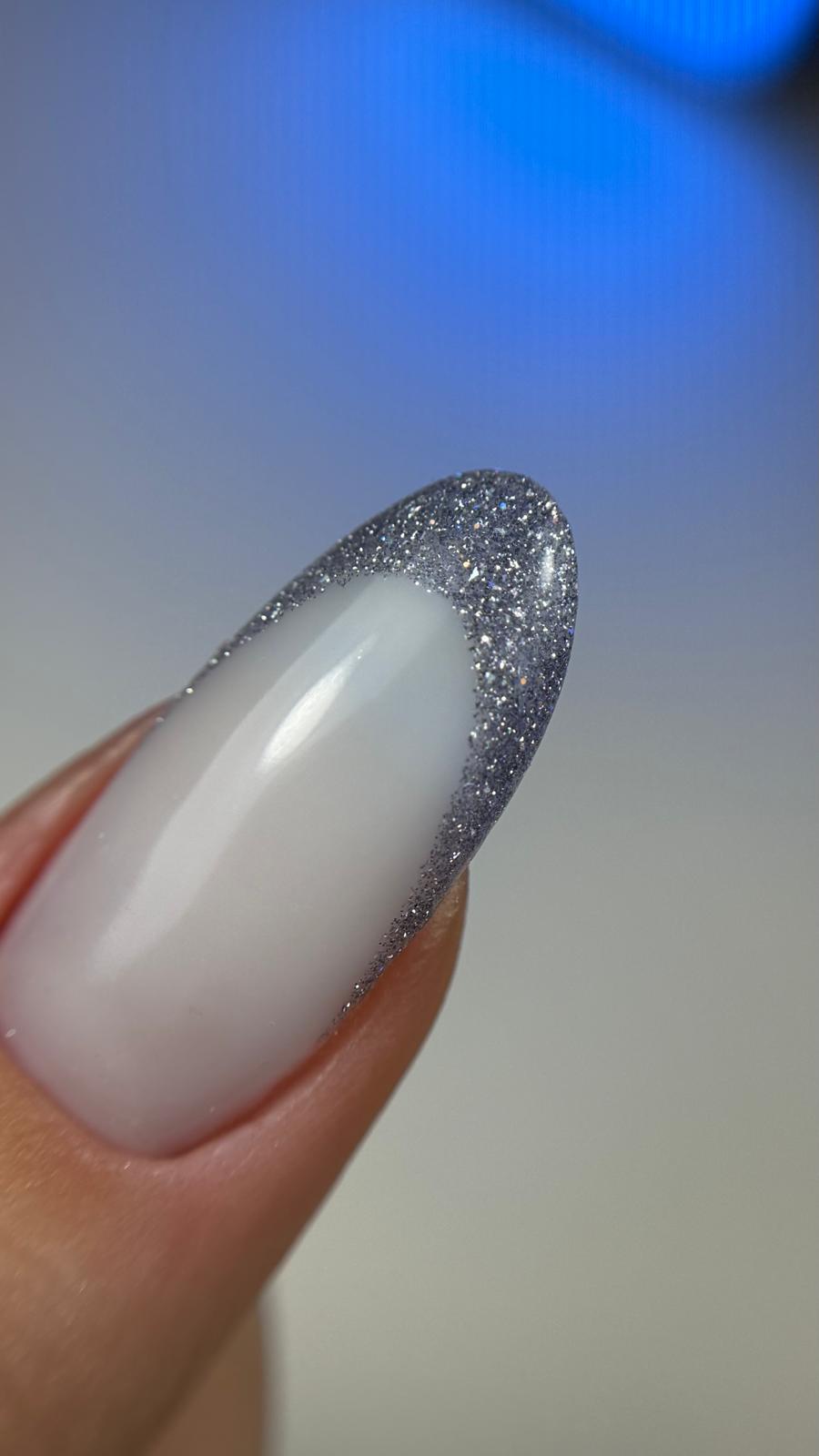 French manucure pointe pailletée argentée réalisée avec le Gel Polish Aqua sur base laiteuse