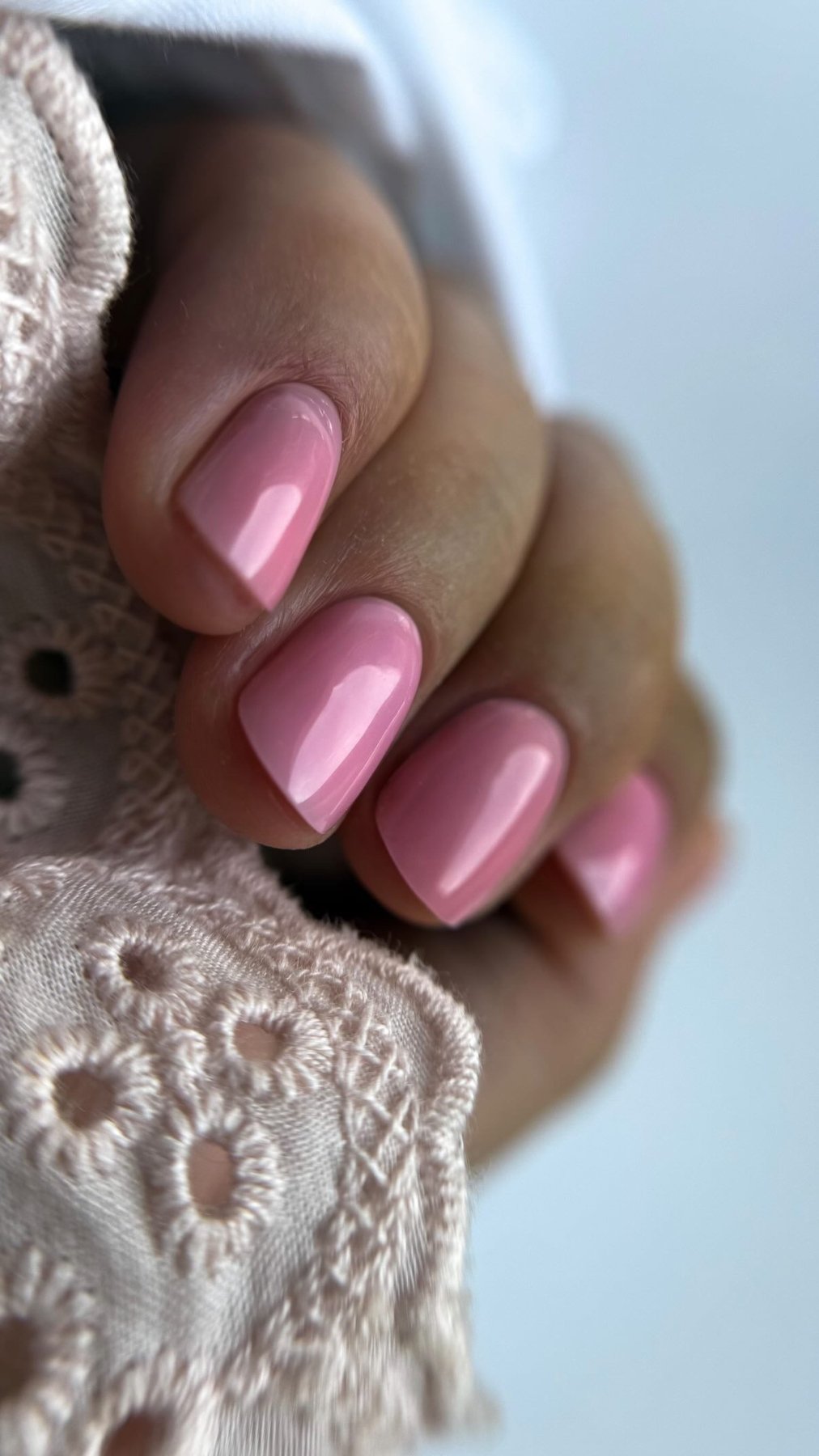 Pose de la Cloud base Anais rose bonbon sur ongles carrés courts, blouse brodée