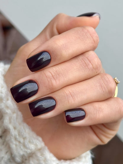 Pose du Gel Polish Robusta bordeaux profond sur ongles carrés courts, bague dorée