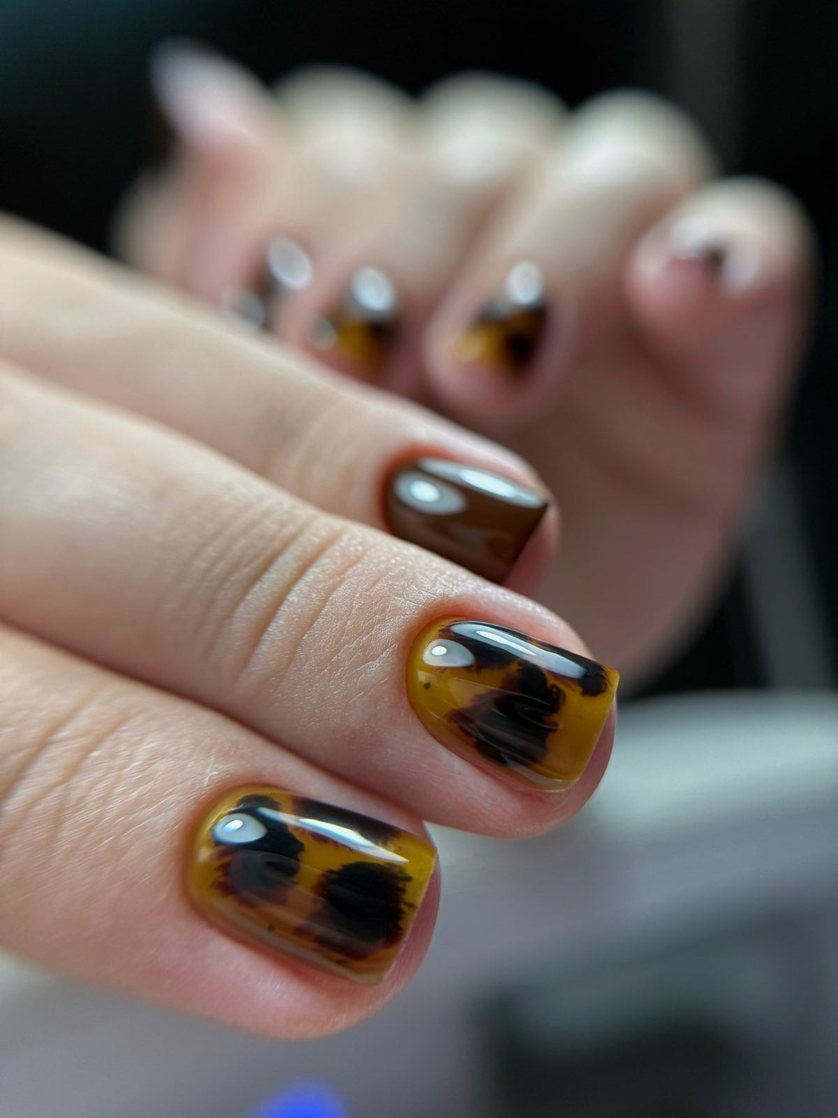 Pose du Vitrail Cacao sur ongles courts, effet écaille de tortue ambre et cacao