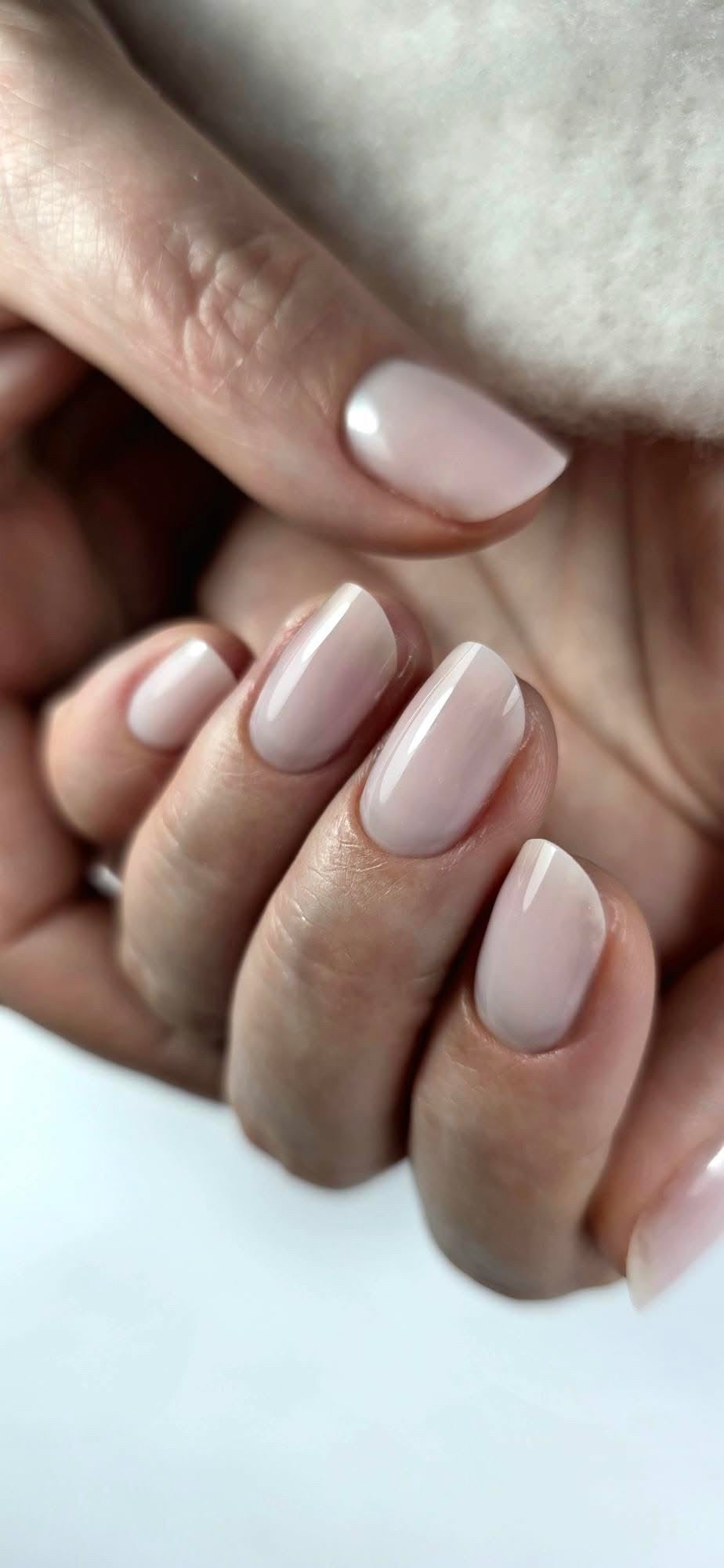 Gainage au gel Solid fiber Vanilla sur ongles carrés courts, rose blanchi très couvrant