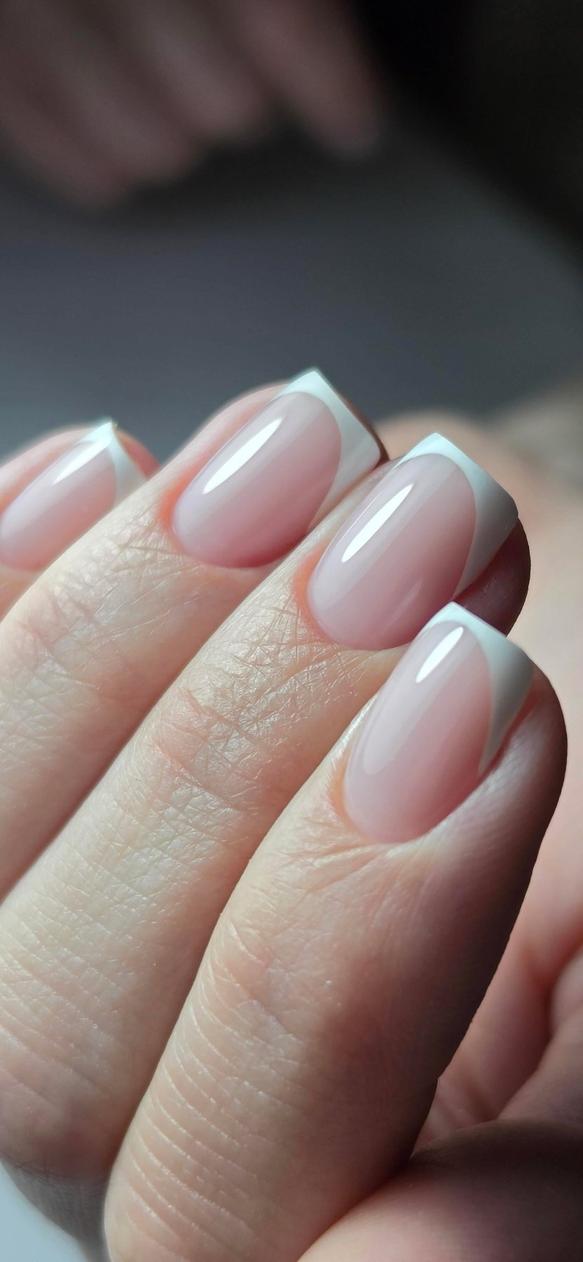French blanche au gel Easy gel Petal sur ongles carrés courts, base rose laiteux