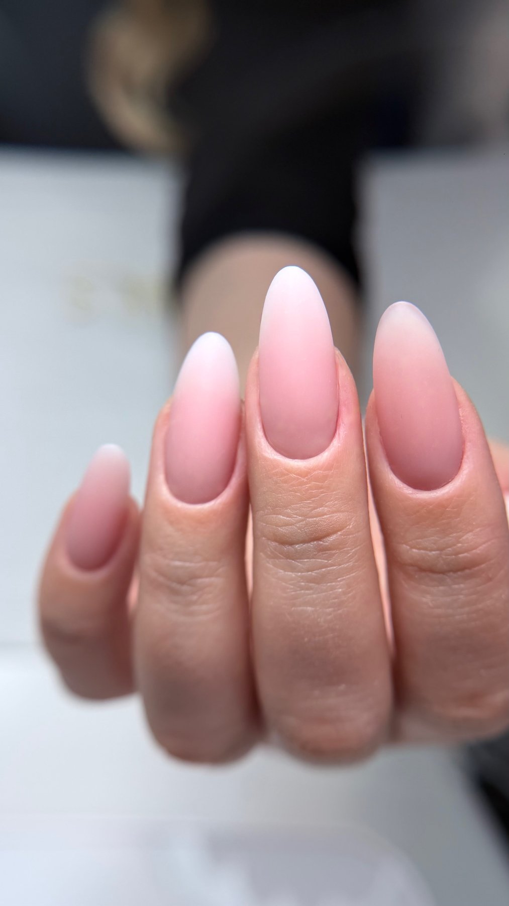 Extension au gel Easy gel Nectar sur ongles amande longs, rendu rose laiteux satiné