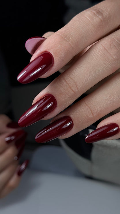 Vernis semi-permanent rouge cerise profond Gel Polish Cherry porté sur ongles longs en amande