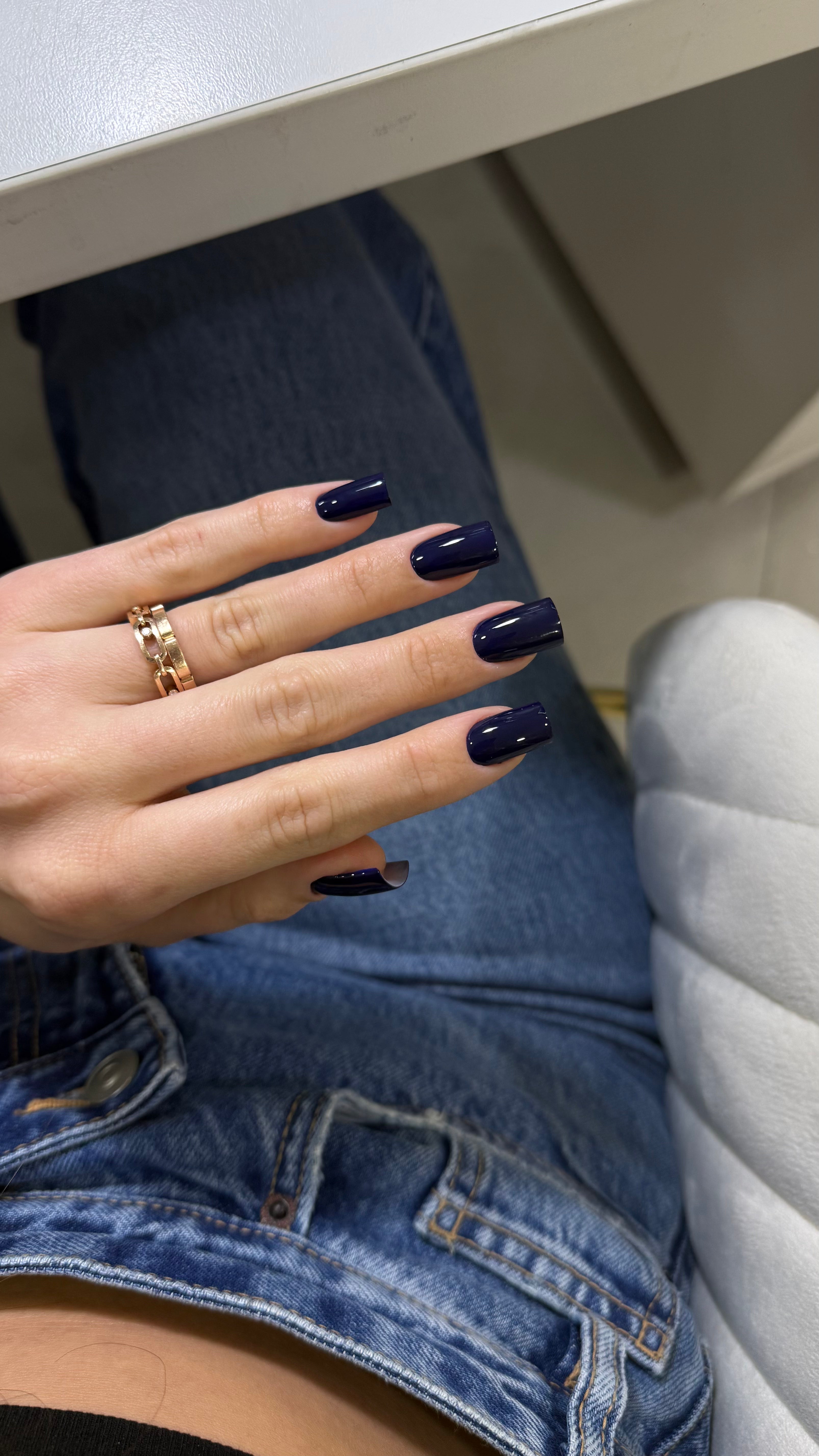 Vernis semi-permanent bleu marine Gel polish Denim porté sur ongles carrés longs