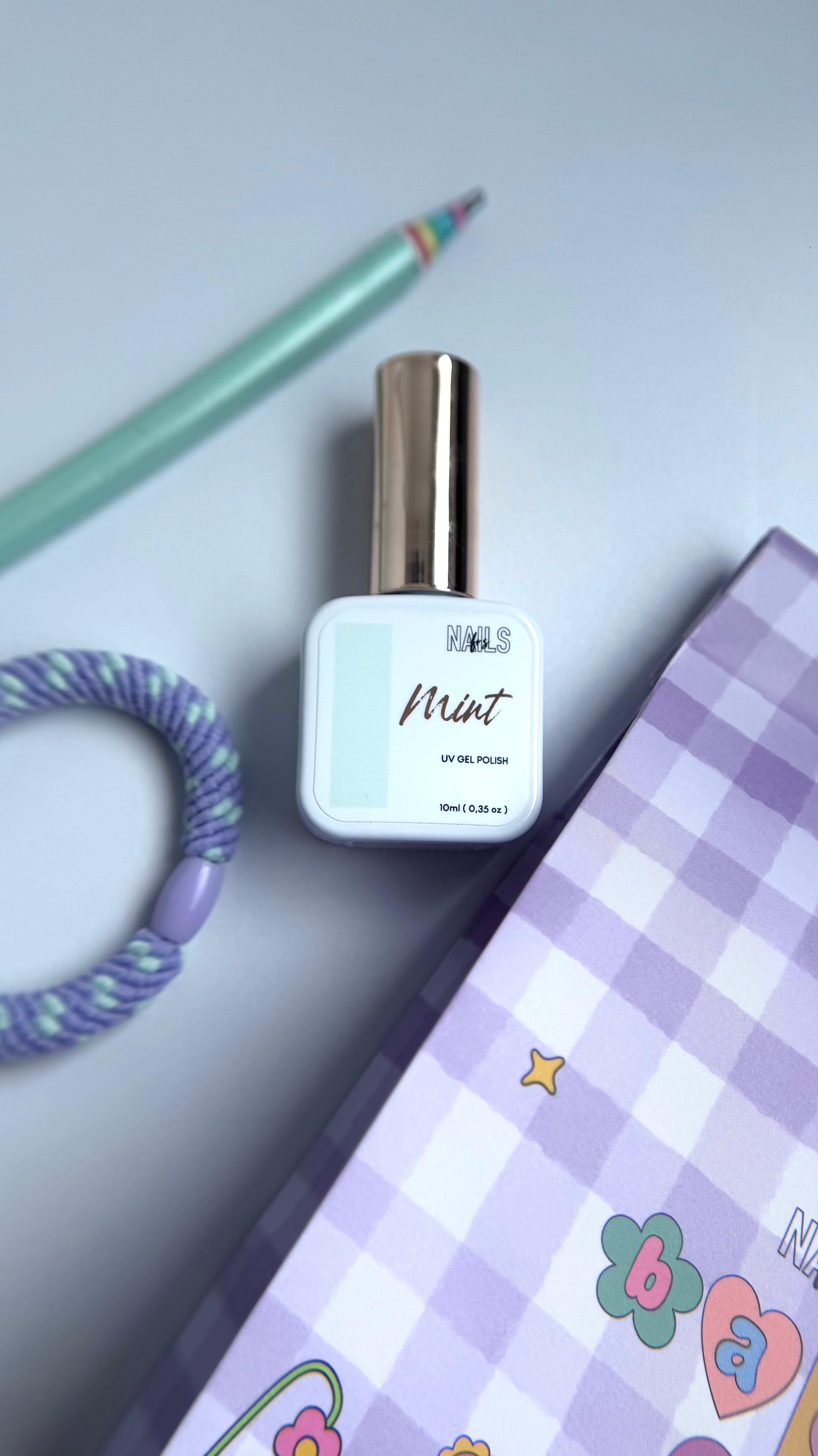 Flacon du Gel polish Mint 10 ml NAILS FRS posé à plat avec le coffret édition limitée