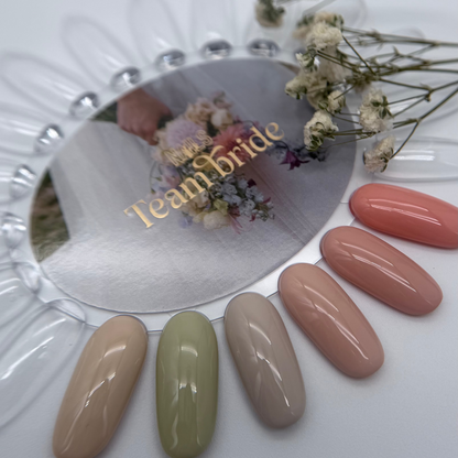 Nuancier rond de la collection Team bride — teintes nude, vert sauge et corail