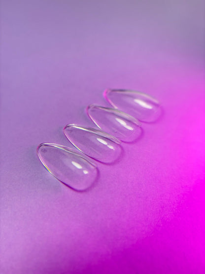 Capsules américaines amande courte transparentes posées à plat