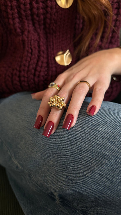 Vernis semi-permanent rouge bordeaux Gel polish 501 porté sur ongles carrés, associé à des bijoux dorés